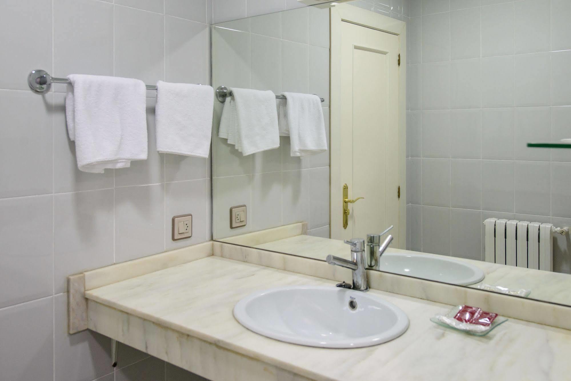 Hotel El Paso Honroso ออสปิตาล เด ออร์บีโก ภายนอก รูปภาพ