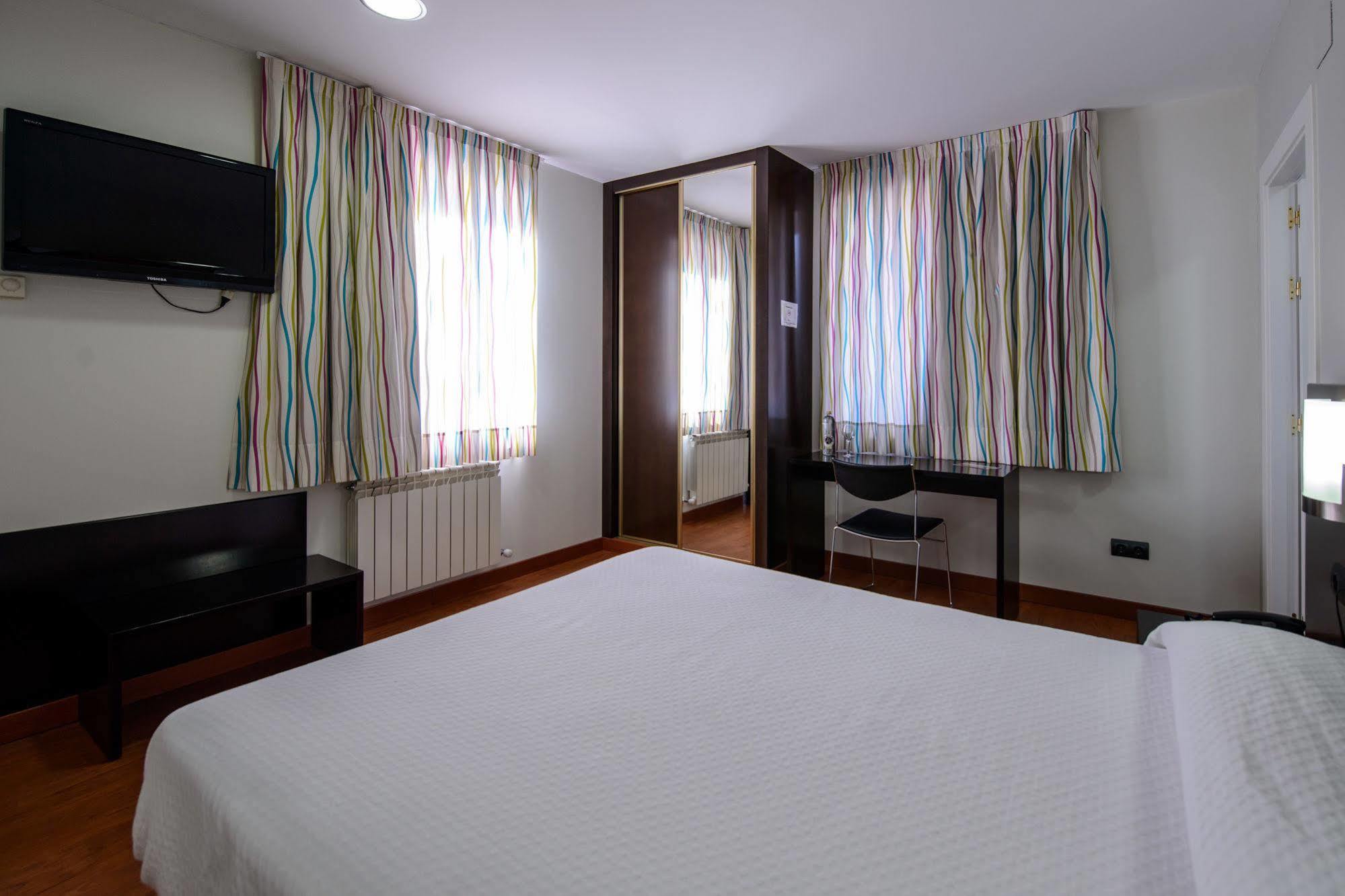 Hotel El Paso Honroso ออสปิตาล เด ออร์บีโก ภายนอก รูปภาพ